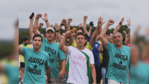 Deputado Nikolas Ferreira caminhando pelo acostamento de uma rodovia federal.