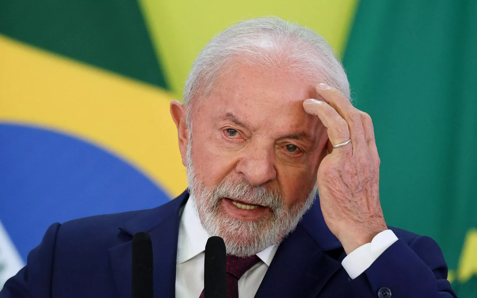Lula articula urgência no Congresso para acabar com a escala 6×1 Trabalhadores em transporte público e comércio representando o debate sobre o fim da escala 6x1.