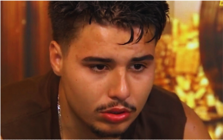 Momento em que Pedro Espíndola indiciado interage com Jordana na festa do BBB 26.