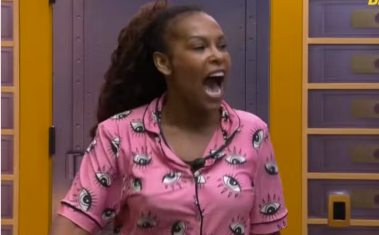 Registro do momento em que a produção anuncia BBB 26 Sol expulsa para os participantes na sala.