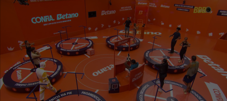 Participantes resistindo na plataforma giratória durante a Prova do Líder BBB 26.