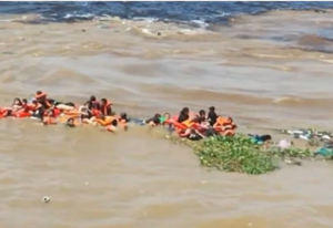 Equipes de resgate trabalhando no local onde a lancha naufraga em Manaus.