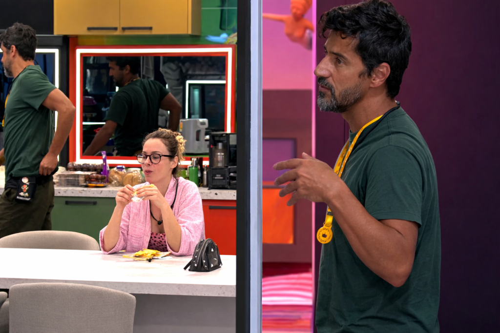 Ana Paula Renault apontando o dedo e desafiando Alberto Cowboy, com um fundo temático de Paredão e tensão no reality.