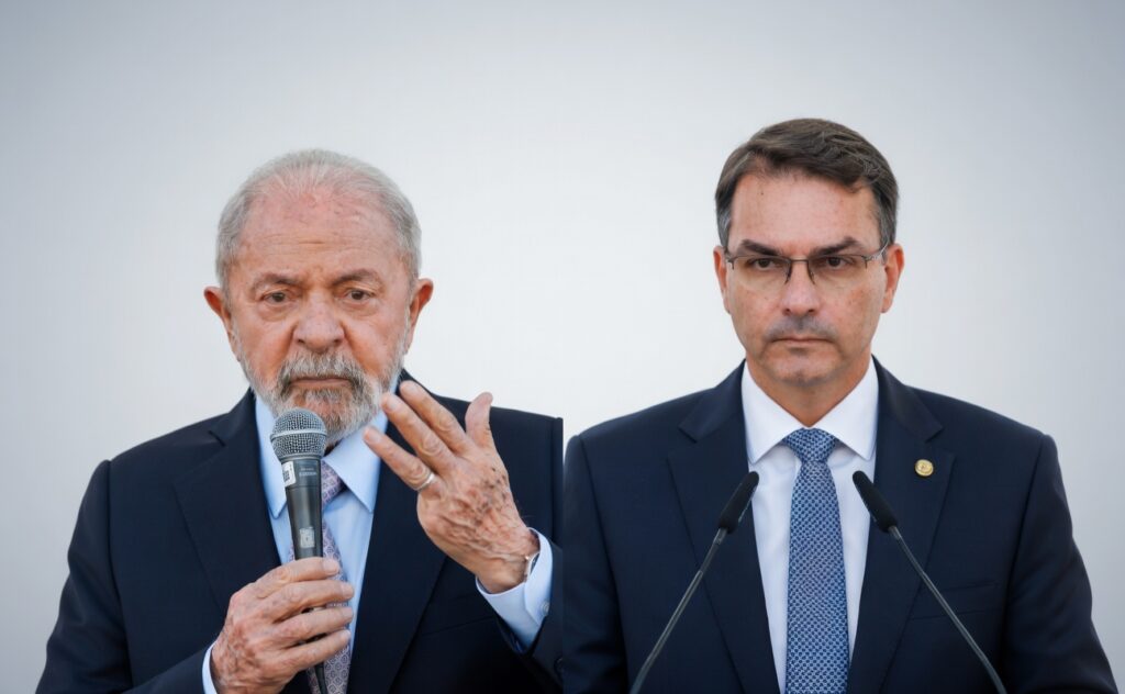 Gráfico comparativo da rejeição de Lula e Flávio Bolsonaro segundo o Paraná Pesquisas em 2026.