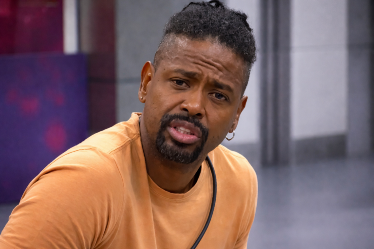 Leandro Boneco retorna para o BBB 26 e abraça participantes após exames médicos