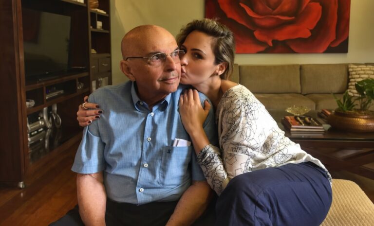 Ana Paula Renault chorando no BBB 26 e foto do pai Gerardo Renault