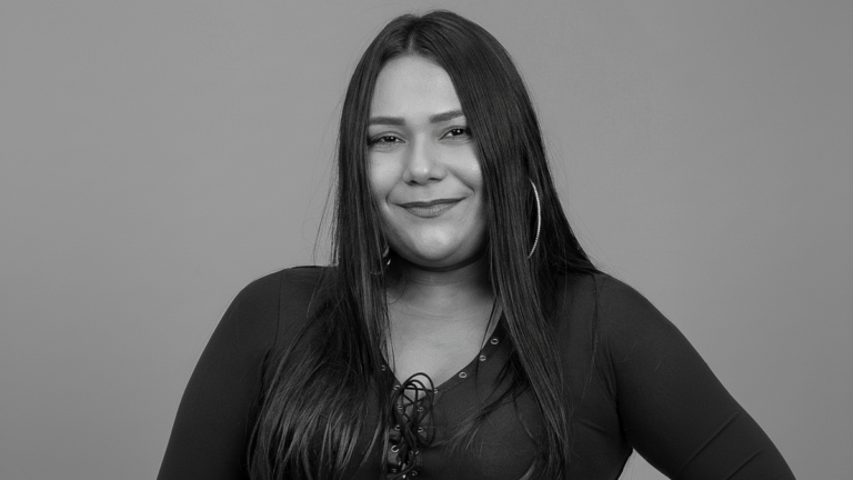 Chaiany eliminada do BBB26 emocionada durante o discurso de Tadeu Schmidt