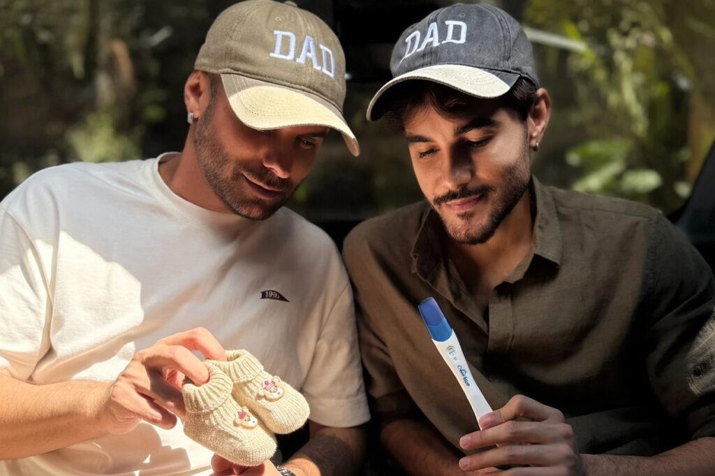 Kadu Rodrigues e Rafael Rafaldini anunciam primeiro filho via barriga solidária Kadu Rodrigues e Rafael Rafaldini comemoram gravidez do primeiro filho