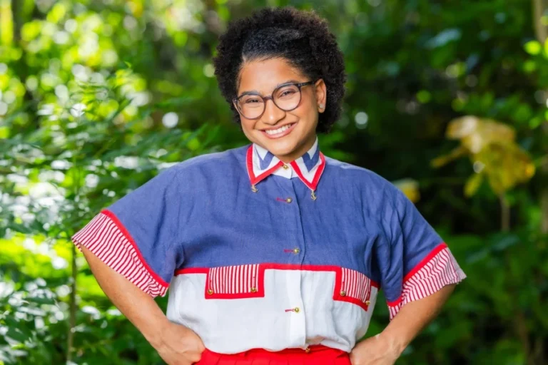 O BBB 26 chegou ao fim, mas para Milena Moreira, o jogo da vida real está apenas começando. Após conquistar o público com sua autenticidade, a ex-participante já está no radar da TV Globo. Inegavelmente, o carisma da "Tia Milena" despertou o interesse da alta cúpula da emissora, que já estuda projetos exclusivos para a mineira. Milena Moreira e o contrato com a Globo A trajetória de Milena no reality foi marcada por uma evolução pessoal visível. De babá e recreadora infantil a uma das personalidades mais comentadas do Brasil, ela demonstrou uma desenvoltura que vai além do confinamento. Por isso, a emissora analisa cuidadosamente onde encaixá-la. Entretenimento ou Dramaturgia? Existem dois caminhos principais sendo especulados nos bastidores: Repórter de Entretenimento: Aproveitando seu jeito comunicativo, Milena poderia integrar programas como o Mais Você ou o É de Casa. Projetos de Atuação: Devido à sua expressividade, não se descarta uma preparação para pequenas participações em novelas ou séries do Globoplay. "Eu não sou mais usada. Eu sei dizer não, sei me posicionar", afirmou Milena na final, mostrando a prontidão necessária para enfrentar a pressão da fama. O diferencial de Milena no mercado publicitário Além da TV, o mercado de publicidade está de olho no fenômeno. Com o prêmio total de R$ 5,44 milhões em jogo na final, Milena já sai vitoriosa no quesito engajamento. Sua história de superação — vinda de um abrigo e construindo sua própria empresa de recreação — gera uma conexão imediata com marcas que buscam histórias reais. A força do "Caos e Autenticidade" O público do BBB 26 valorizou em Milena a capacidade de gerar narrativa. Mesmo sem ganhar provas do líder, ela ocupou espaço. Esse "vácuo de entretenimento" preenchido por ela é exatamente o que a Globo busca para renovar seu elenco de influenciadores e apresentadores.