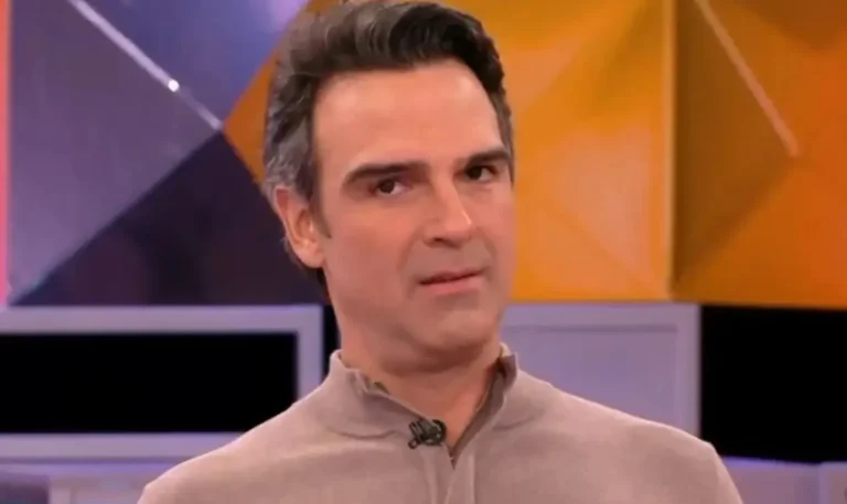 Tadeu Schmidt (TV Globo/Reprodução) Leia mais em: https://veja.abril.com.br/cultura/cinco-gafes-imperdoaveis-de-tadeu-schmidt-no-bbb-26/