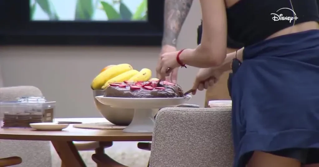 Bianca prepara bolo de chocolate para agradar os Parças na Casa do Patrão
