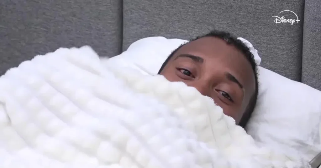 Bianca aplica espuma de barbear no cabelo de JP em pegadinha na Casa do Patrão