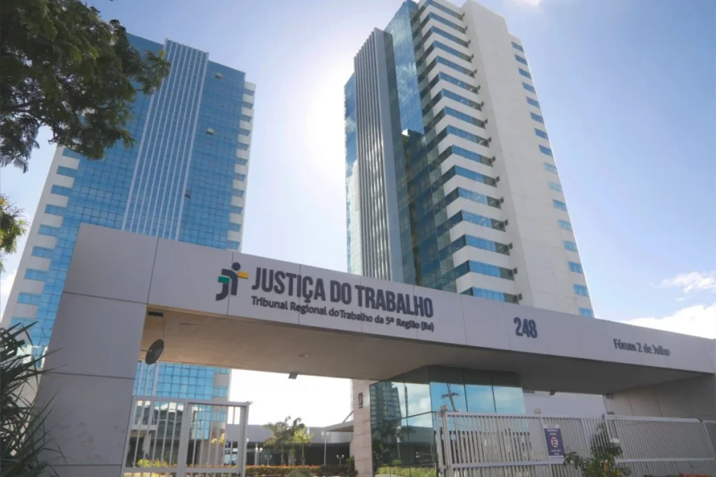 TRT da Bahia manda empresa pagar R$ 10 mil a operador alvo de assédio homofóbico