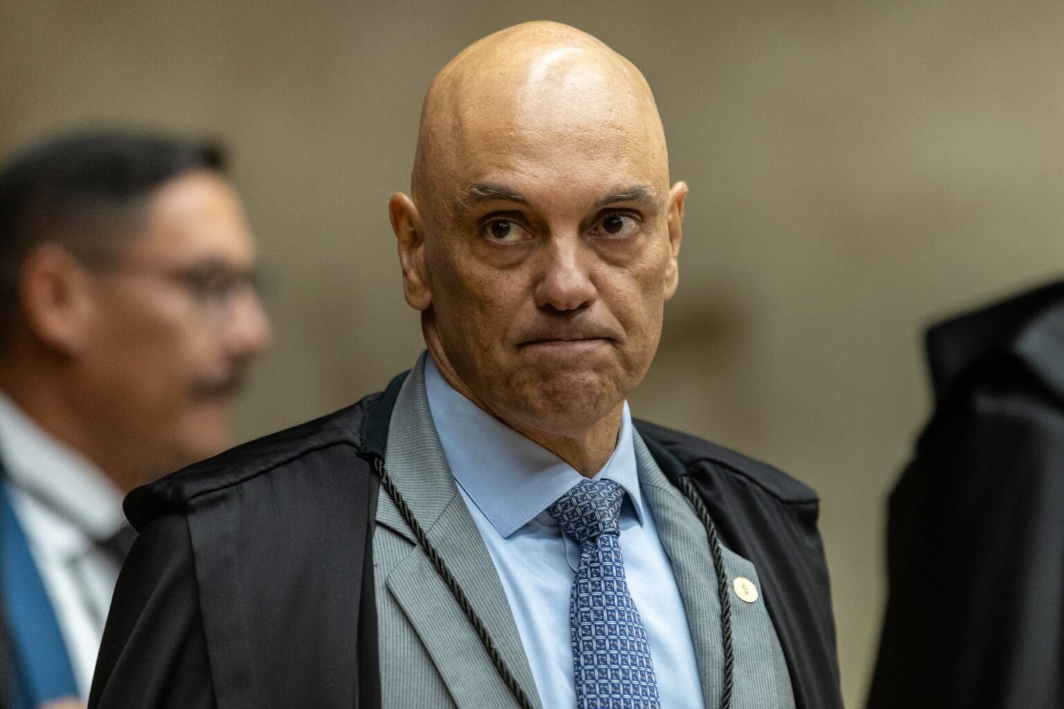 Moraes dá 15 dias para PGR avaliar inquérito que indica calúnia de Flávio Bolsonaro contra Lula