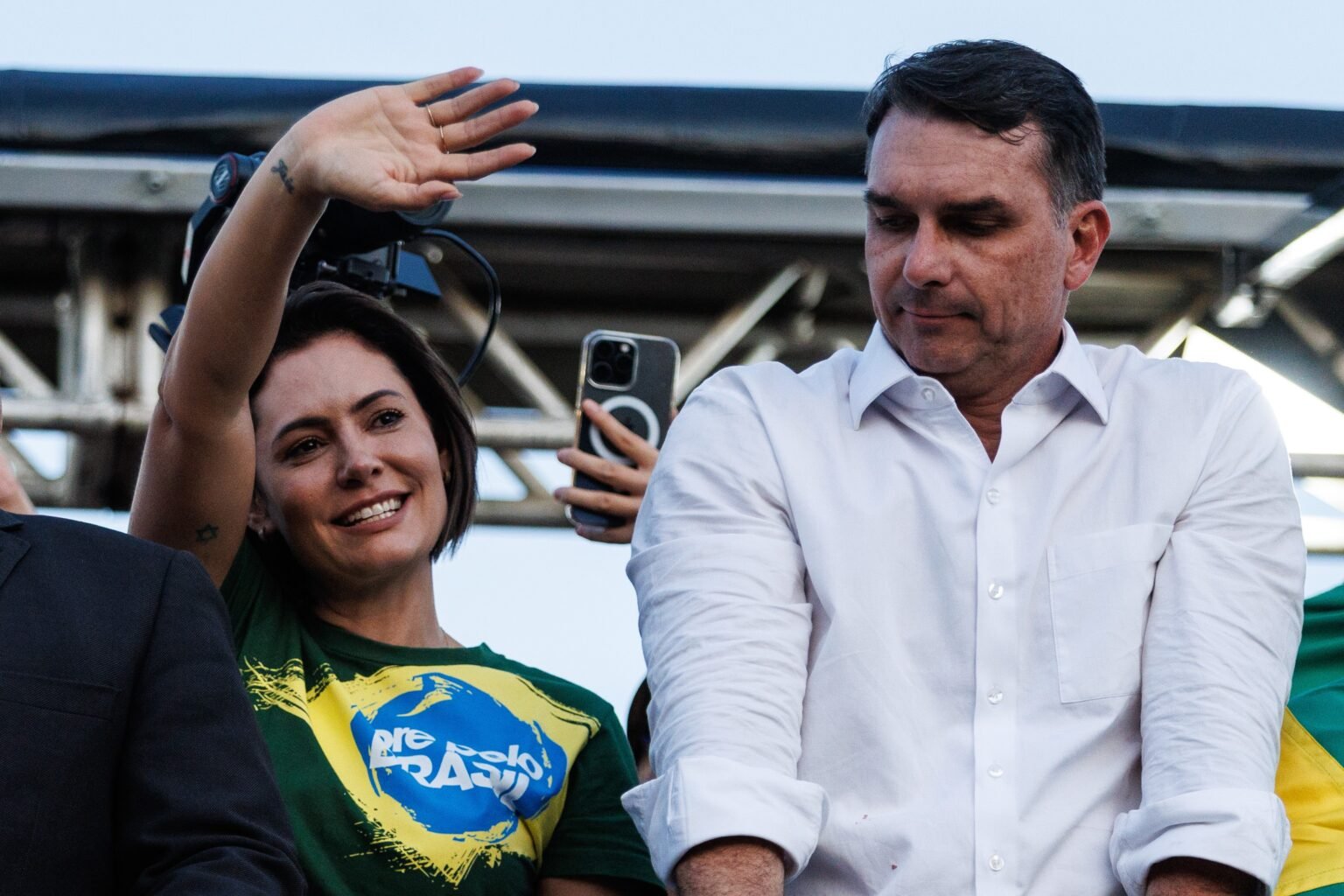 Flávio Bolsonaro resiste a rever acordo no Ceará e busca reaproximação com Michelle em outras frentes