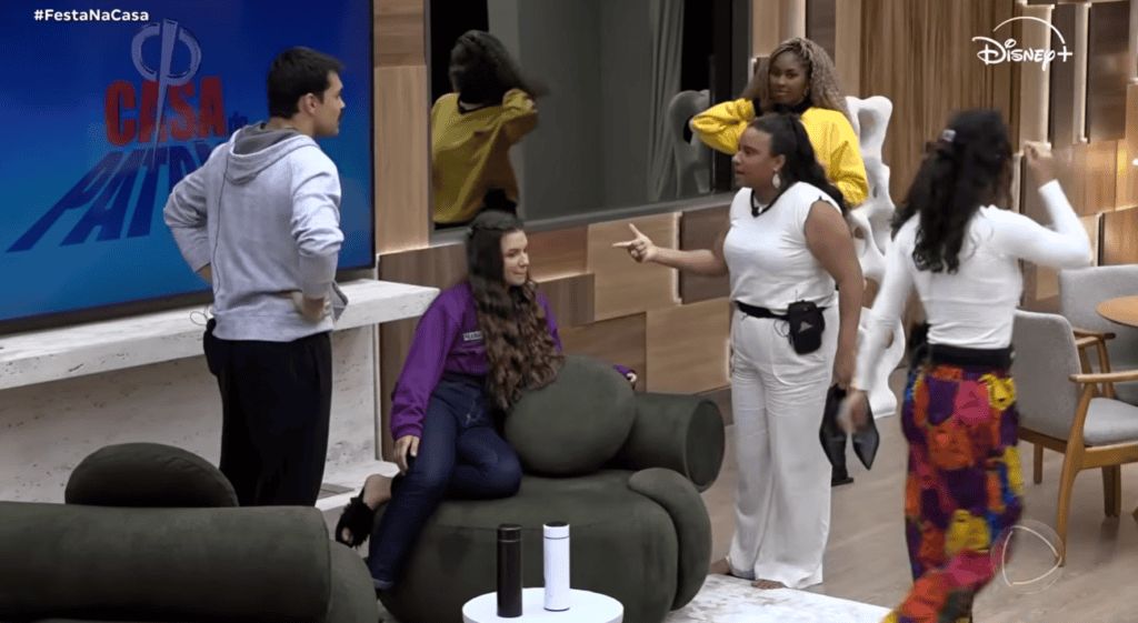 Imagem ilustrativa da briga entre Nataly e Sheila, destacando VOCÊ VIU ONDE COMEÇOU TRETA nas redes sociais.
