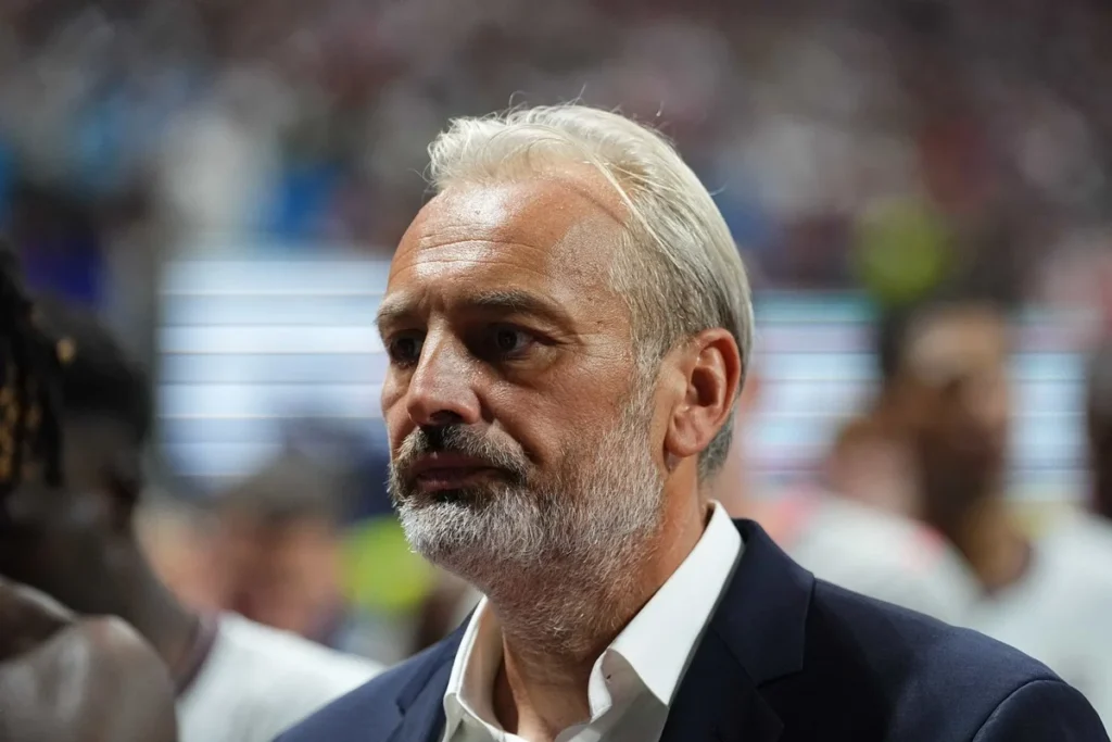 Técnico da RD Congo é informado da morte do pai durante coletiva na Copa do Mundo 2026