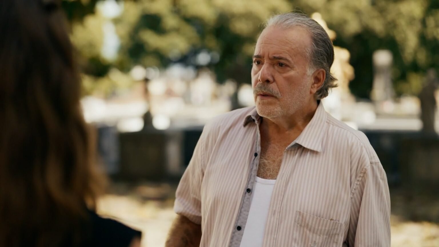 Otoniel leva flores ao túmulo de Francesca em cena de “Quem Ama Cuida”