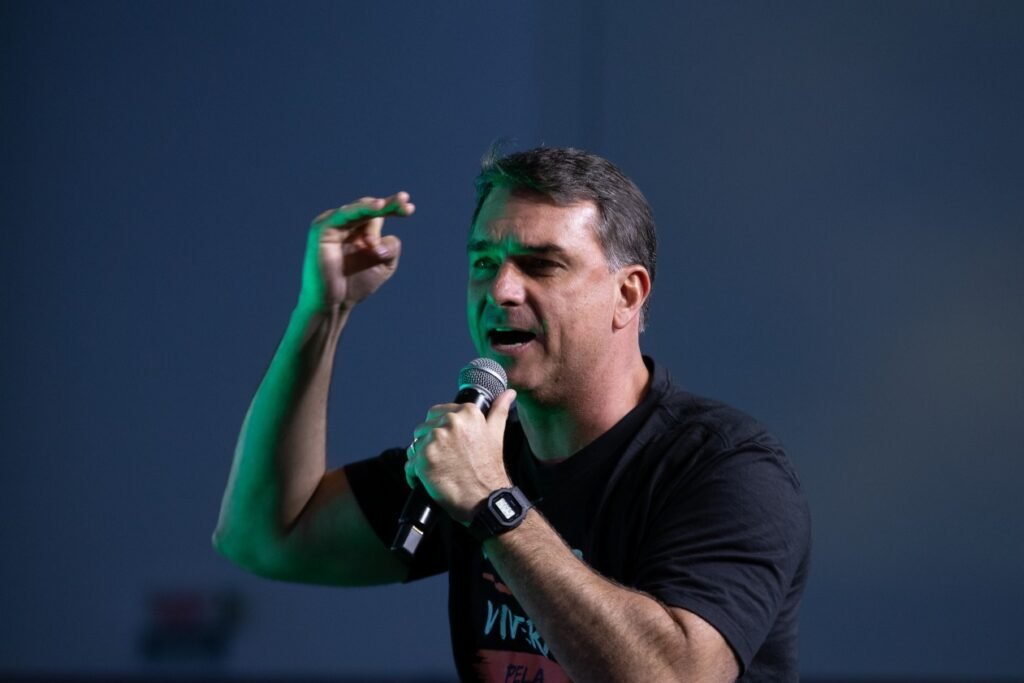 Flávio Bolsonaro fará sexta viagem aos EUA enquanto mantém lacunas no roteiro da pré-campanha no Norte e Nordeste