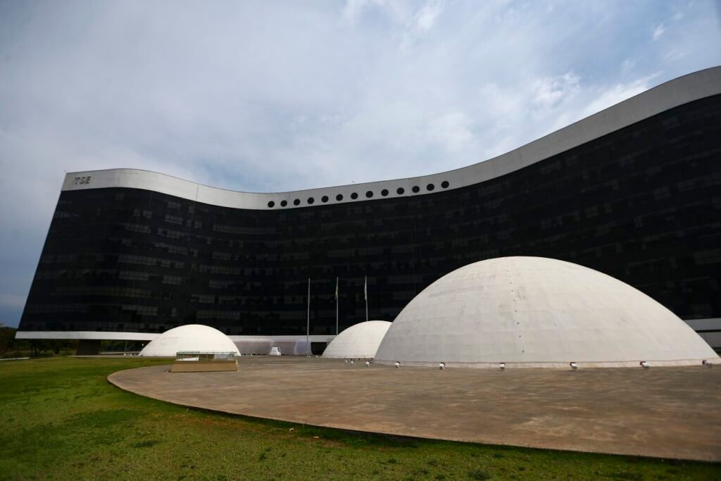 TSE agenda reunião com institutos e planeja retomar em agosto julgamento sobre pesquisa suspensa a pedido de Flávio Bolsonaro