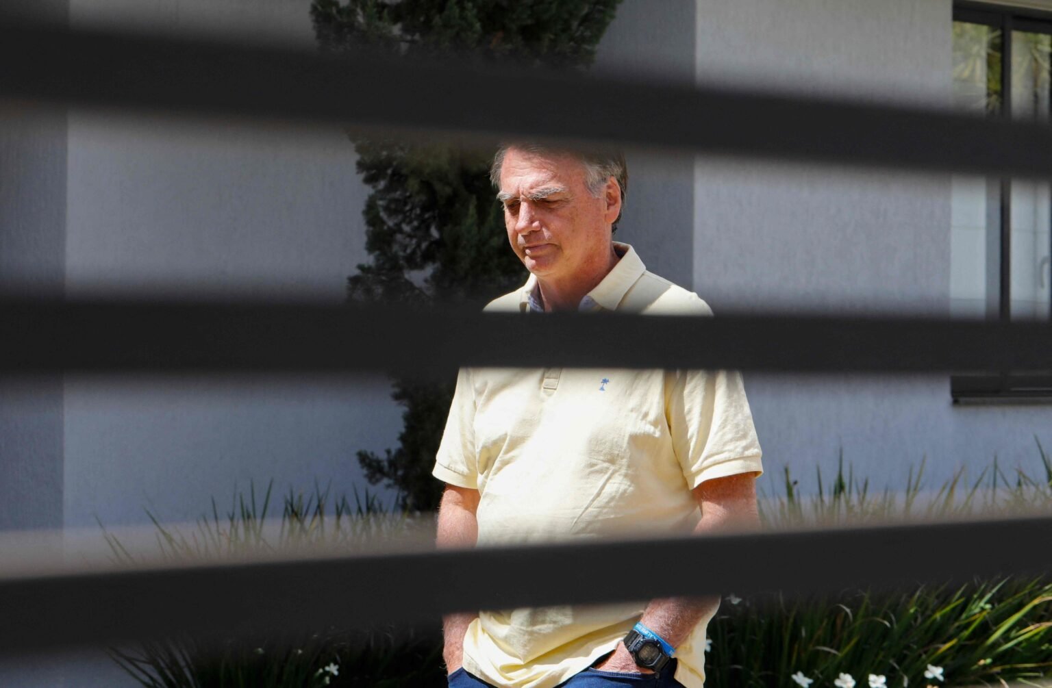 Moraes mantém prisão domiciliar de Bolsonaro sem prazo definido e ordena entrega de armas