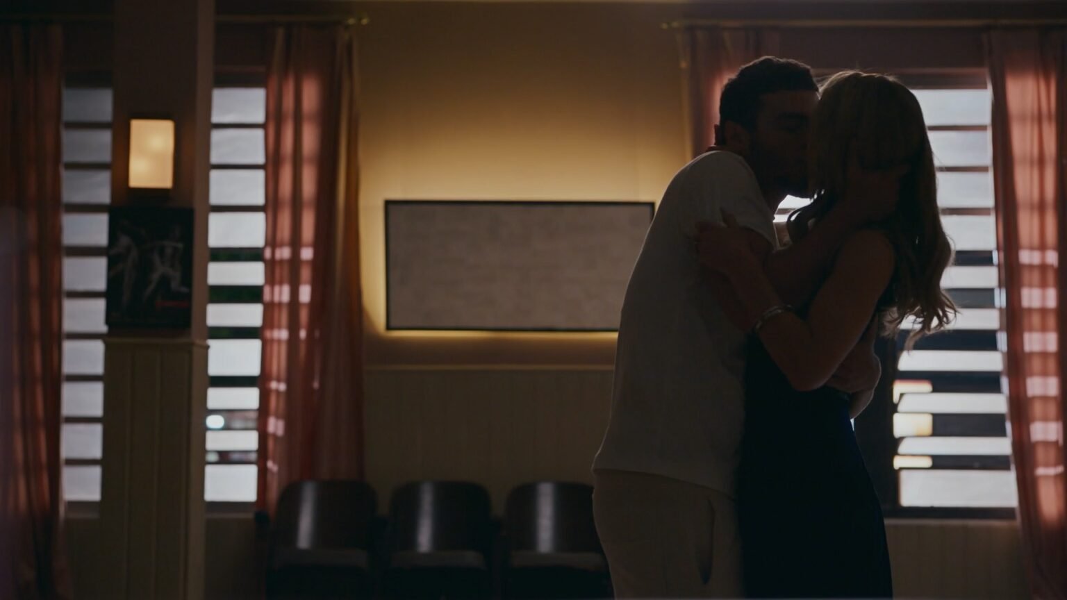 Dora e André trocam primeiro beijo em ensaio de dança na novela “Quem Ama Cuida”