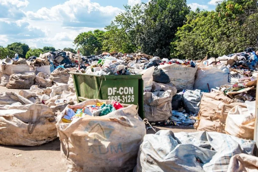 Morador acumula montanha de lixo em casa e será autuado em Teresina