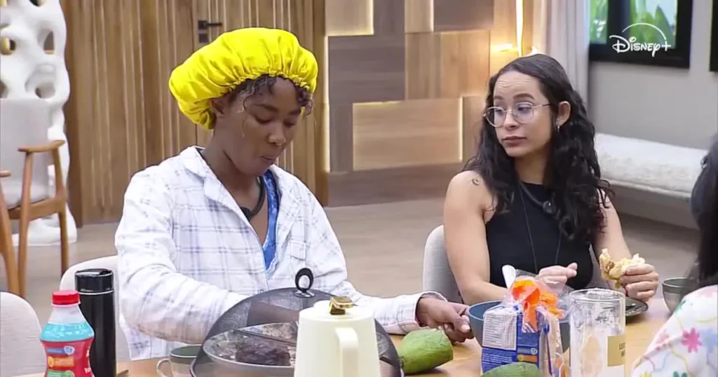 Participantes discutem reposição de temperos durante café da manhã na Casa do Patrão