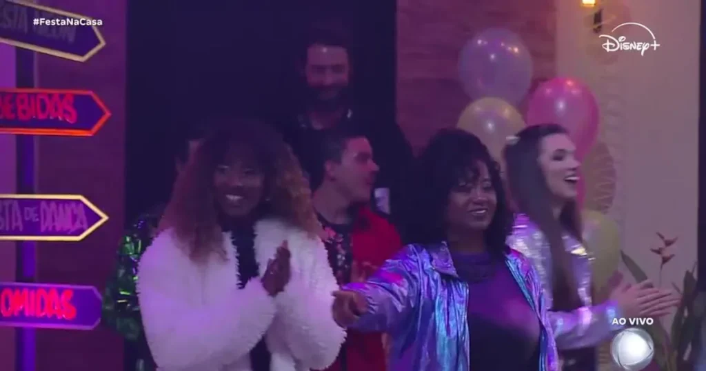 Participantes da Casa do Patrão se divertem em festa neon neste sábado (4)
