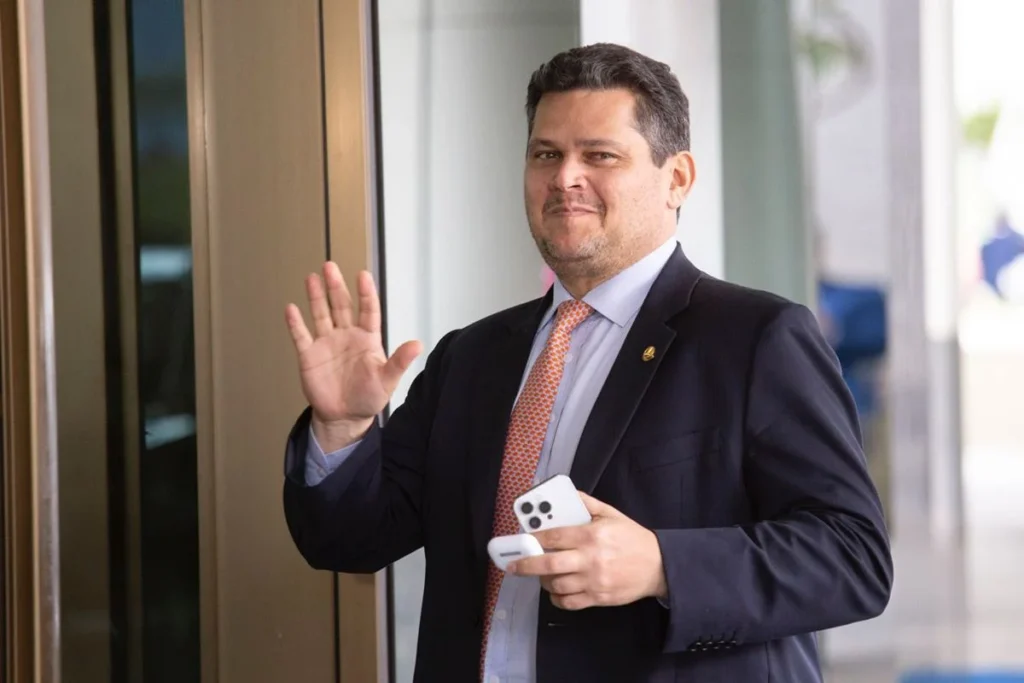 Governistas divergem após Alcolumbre sinalizar apoio e cautela à PEC que extingue escala 6×1