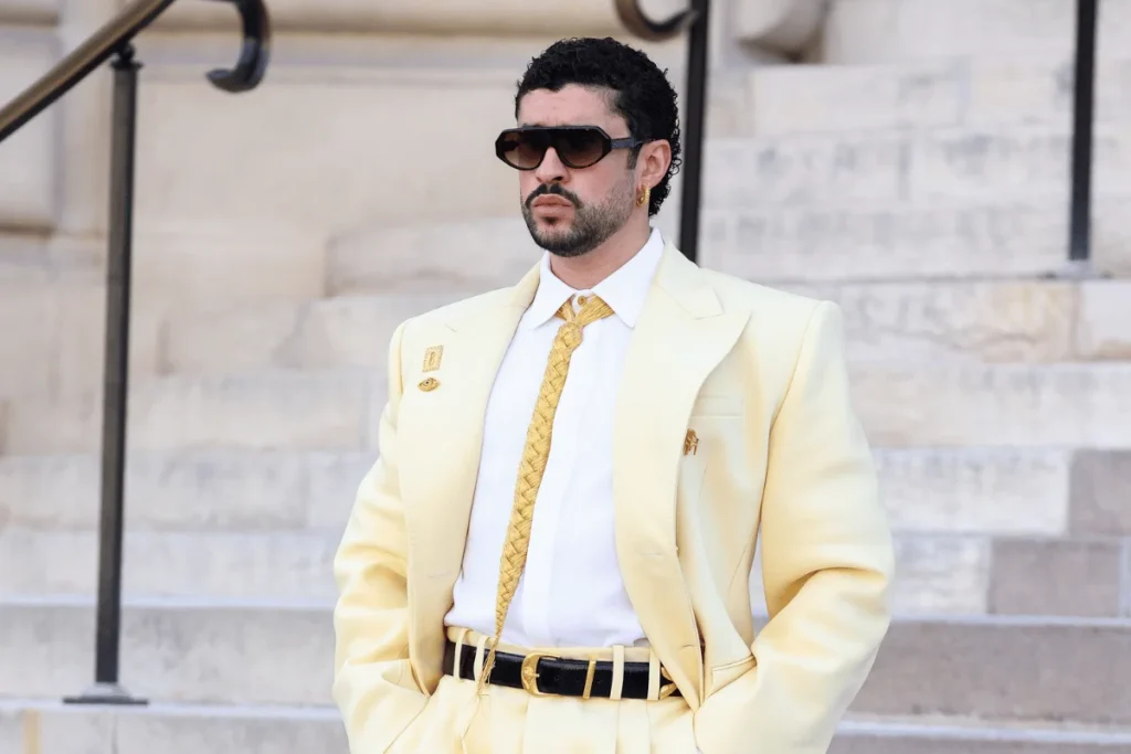 Bad Bunny chama atenção com gravata em forma de trança no desfile da Schiaparelli