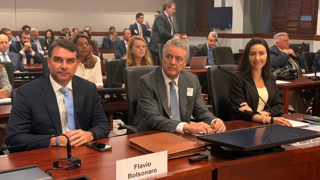 Flávio Bolsonaro pede anulação de sobretaxa dos EUA e defende Pix em audiência em Washington