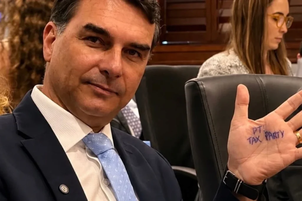 Governo critica Flávio Bolsonaro por defender adiamento de tarifa dos EUA a produtos do Brasil