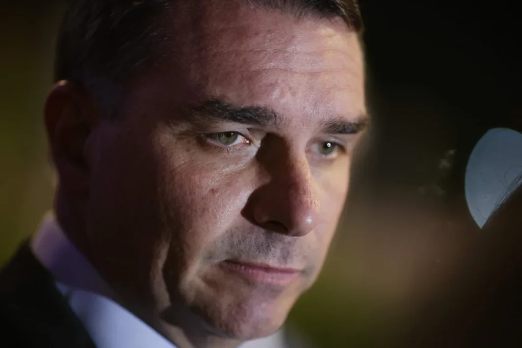 General da reserva ironiza possível candidatura de Flávio Bolsonaro: “Nunca mais um Bolsonaro no Planalto”