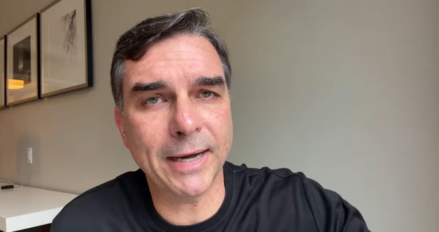 PT solicita ao STF envio de Bolsonaro ao regime fechado e multa de R$ 100 mil a Flávio após divulgação de carta