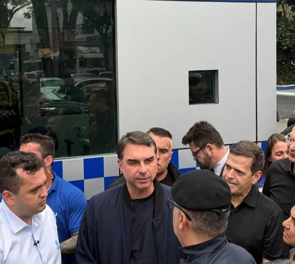 Presença de Flávio Bolsonaro com família Reis em Caxias causa atrito no PL fluminense e aumenta pressão por escolha de candidato ao Senado