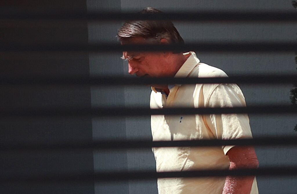 Equipe de defesa assume papel de mensageira entre Jair Bolsonaro e campanha após veto a visitas de Flávio