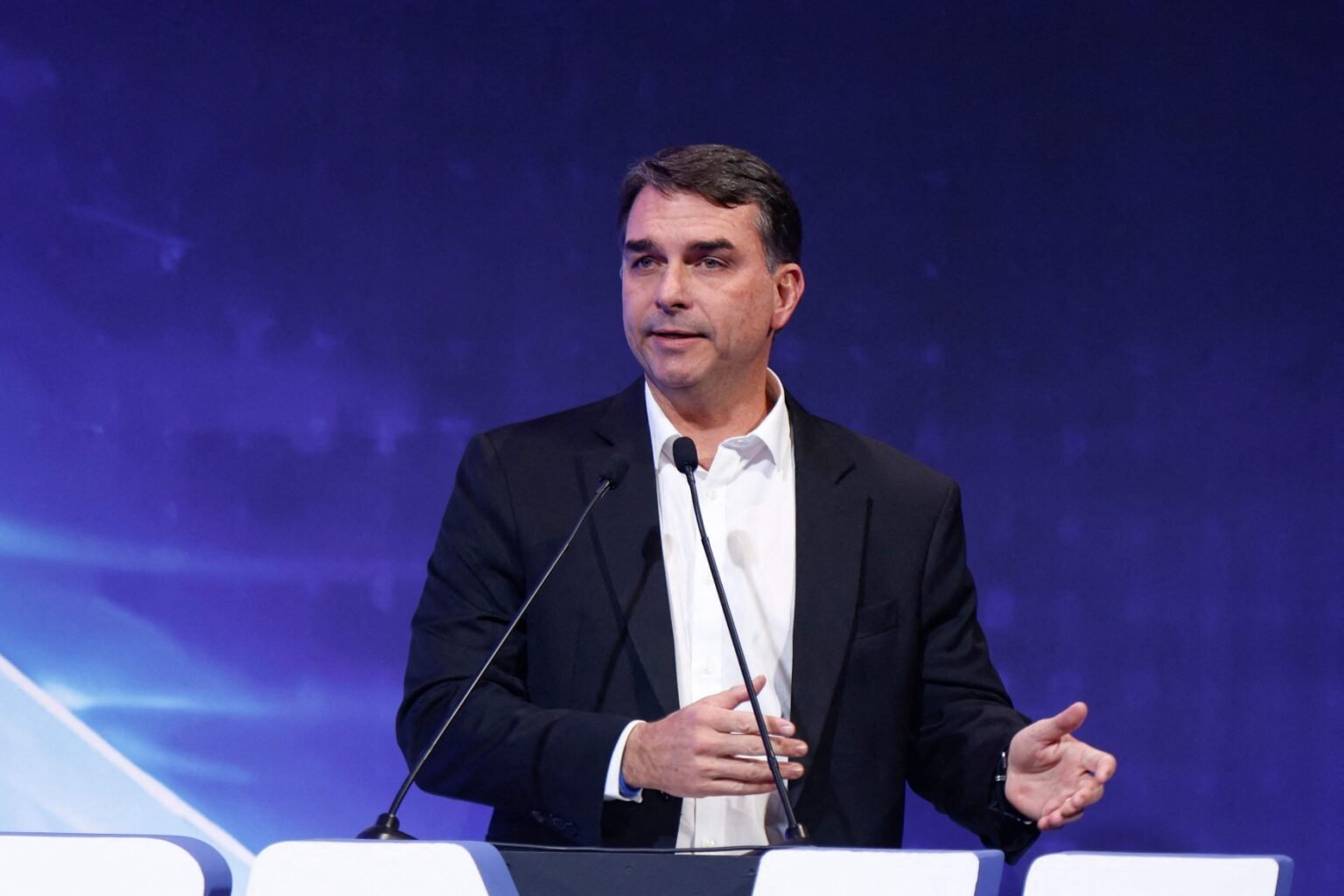 Flávio Bolsonaro endurece discurso contra STF após suspensão de visitas ao pai