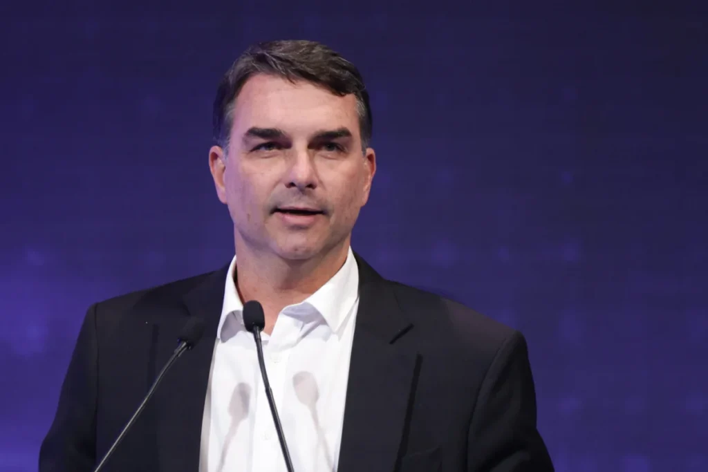 Flávio Bolsonaro anuncia “Brasil por Elas” em live na quinta e passa pelo Flow Podcast na véspera