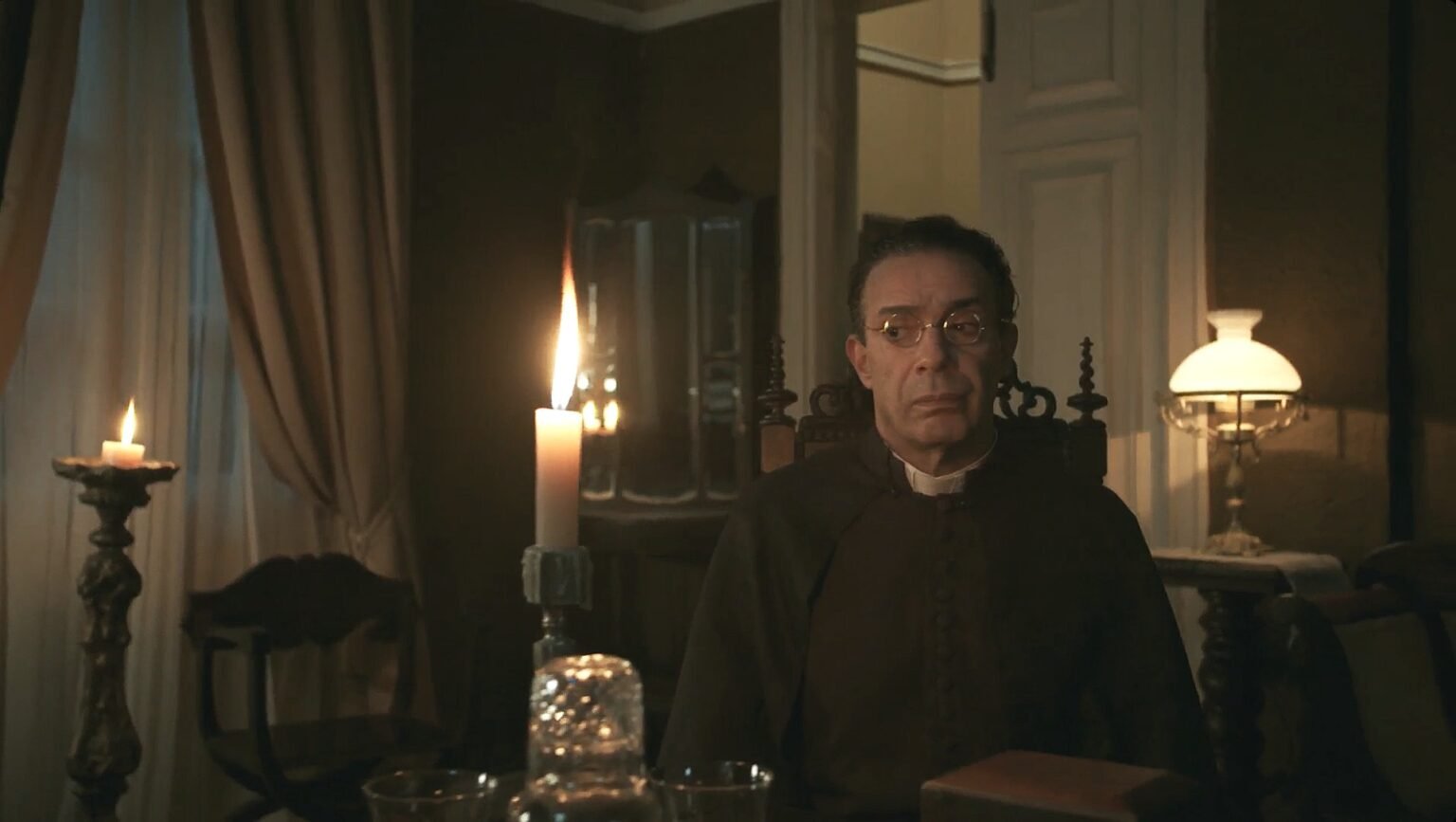 Bispo confronta padre Viriato após denúncia de abrigo a cangaceiro em “A Nobreza do Amor”