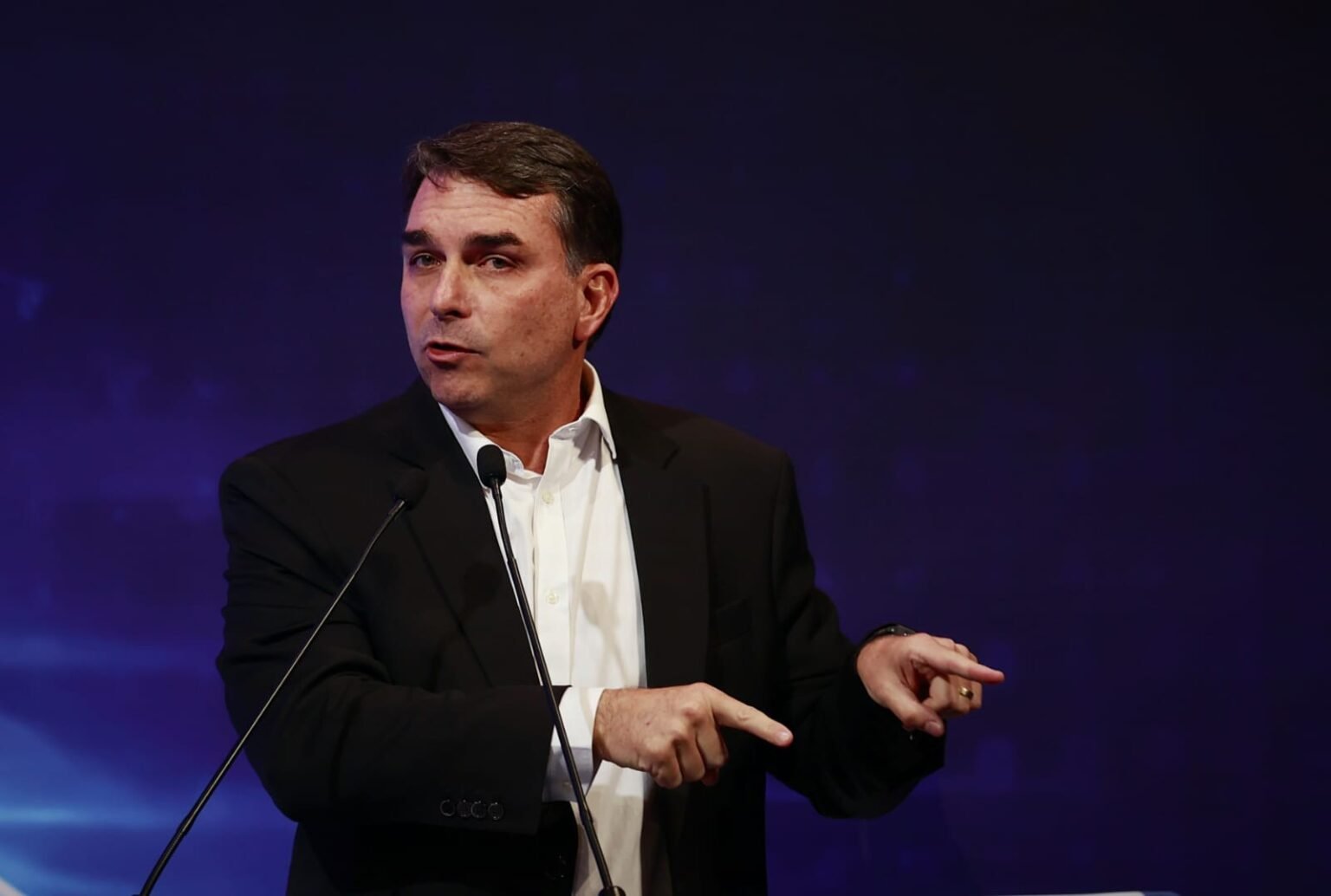 Aliados de Flávio Bolsonaro repetem bordão contra Lula após tarifa de 25% dos EUA
