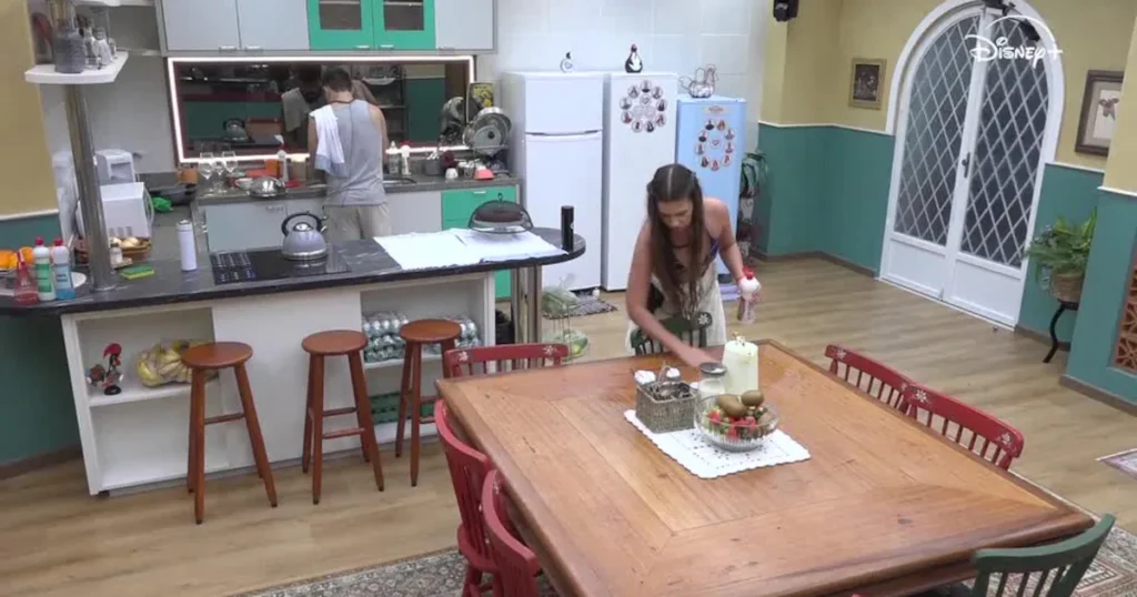 Matheus e Bianca limpam cozinha na véspera da final da Casa do Patrão