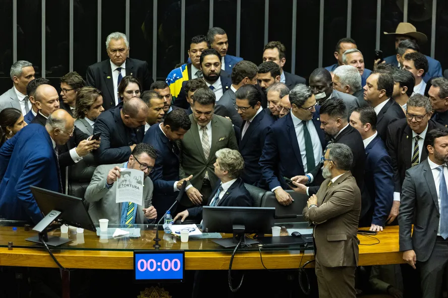 Câmara inicia recesso sem definir punição a deputados que invadiram a Mesa Diretora em 2025 - Imagem do artigo