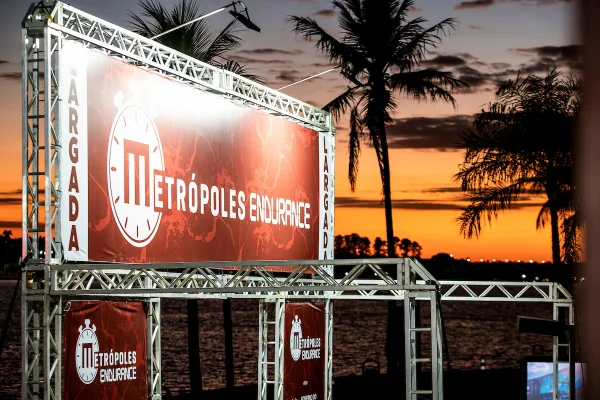 Amanhecer no Lago Paranoá inaugura terceiro Metrópoles Endurance Triatlo com disputas aquáticas acirradas - Imagem do artigo original