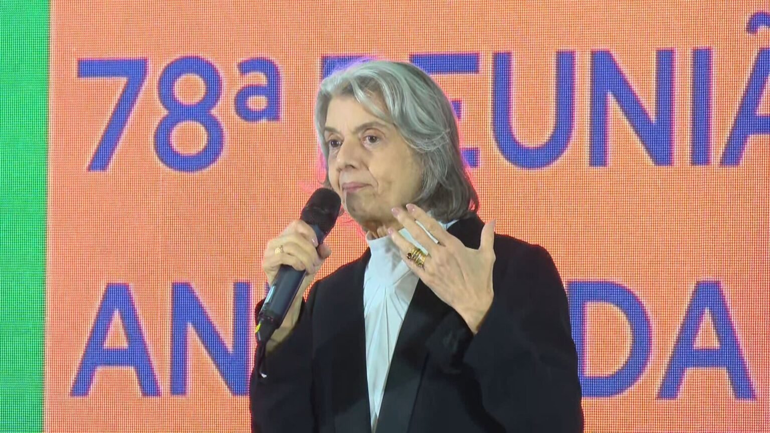 Em Niterói, ministra Cármen Lúcia rejeita ingerência externa e exalta urnas eletrônicas