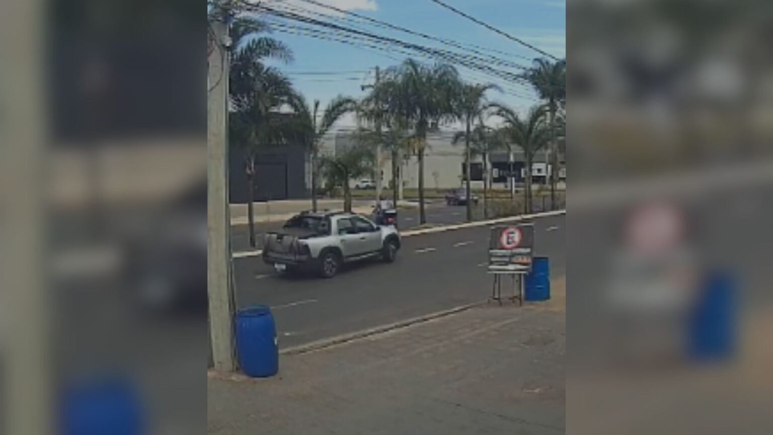 Discussão no trânsito termina com motociclista atropelado por caminhonete em Uberlândia