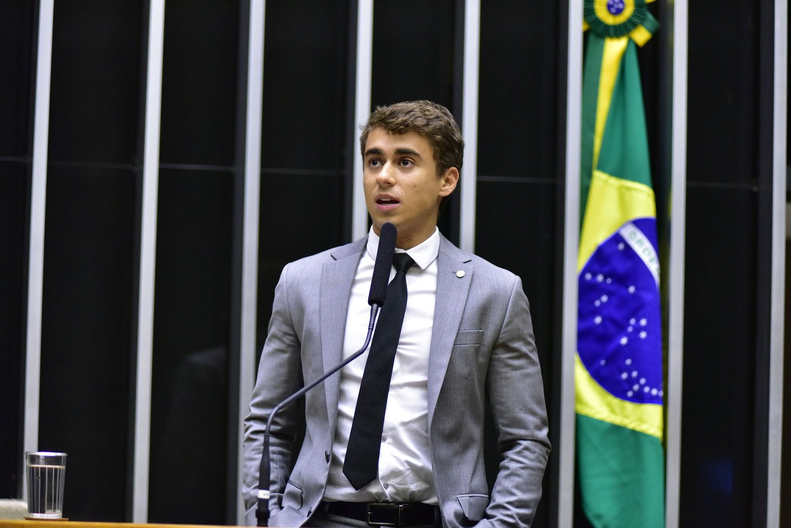 Justiça do DF impõe multa de R$ 20 mil a Nikolas Ferreira por chamar PT de “Partido dos Traficantes” - Imagem do artigo