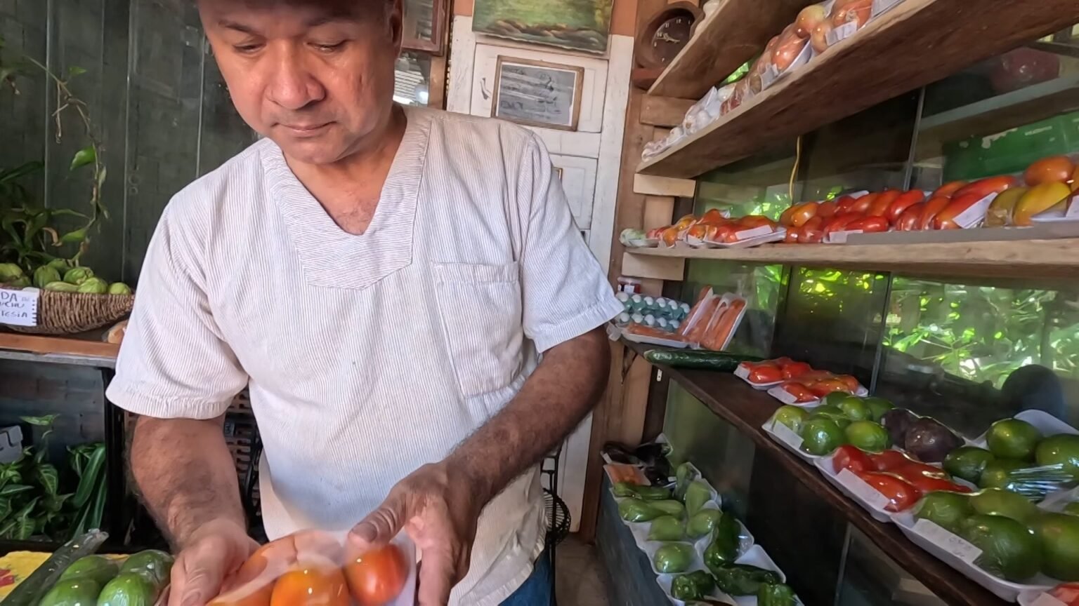 Quitanda de Araraquara funciona sem funcionários e confia no pagamento espontâneo dos clientes