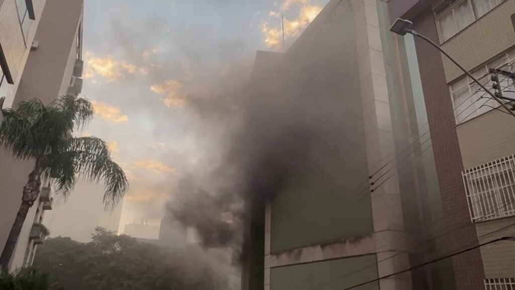 Incêndio em prédio abandonado obriga evacuação de edifício vizinho no bairro Santo Antônio, em BH