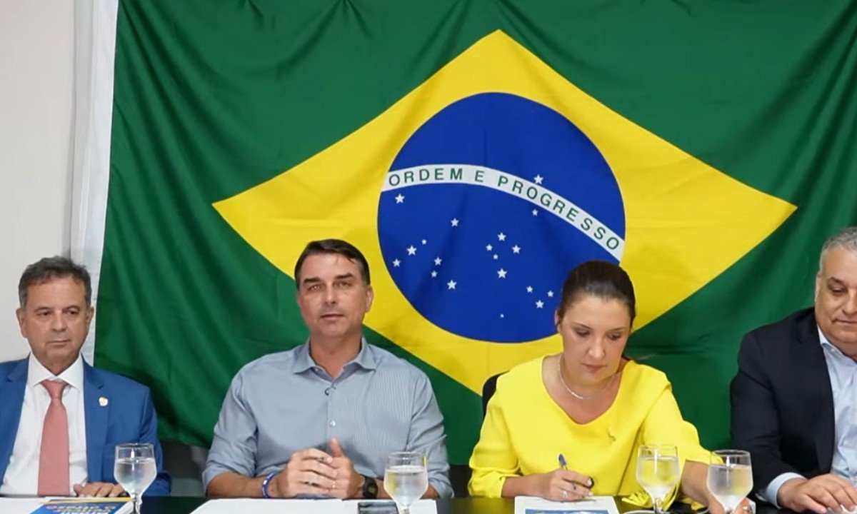 Na primeira live como presidenciável, Flávio Bolsonaro defende corte de ministérios e freios ao STF - Imagem do artigo